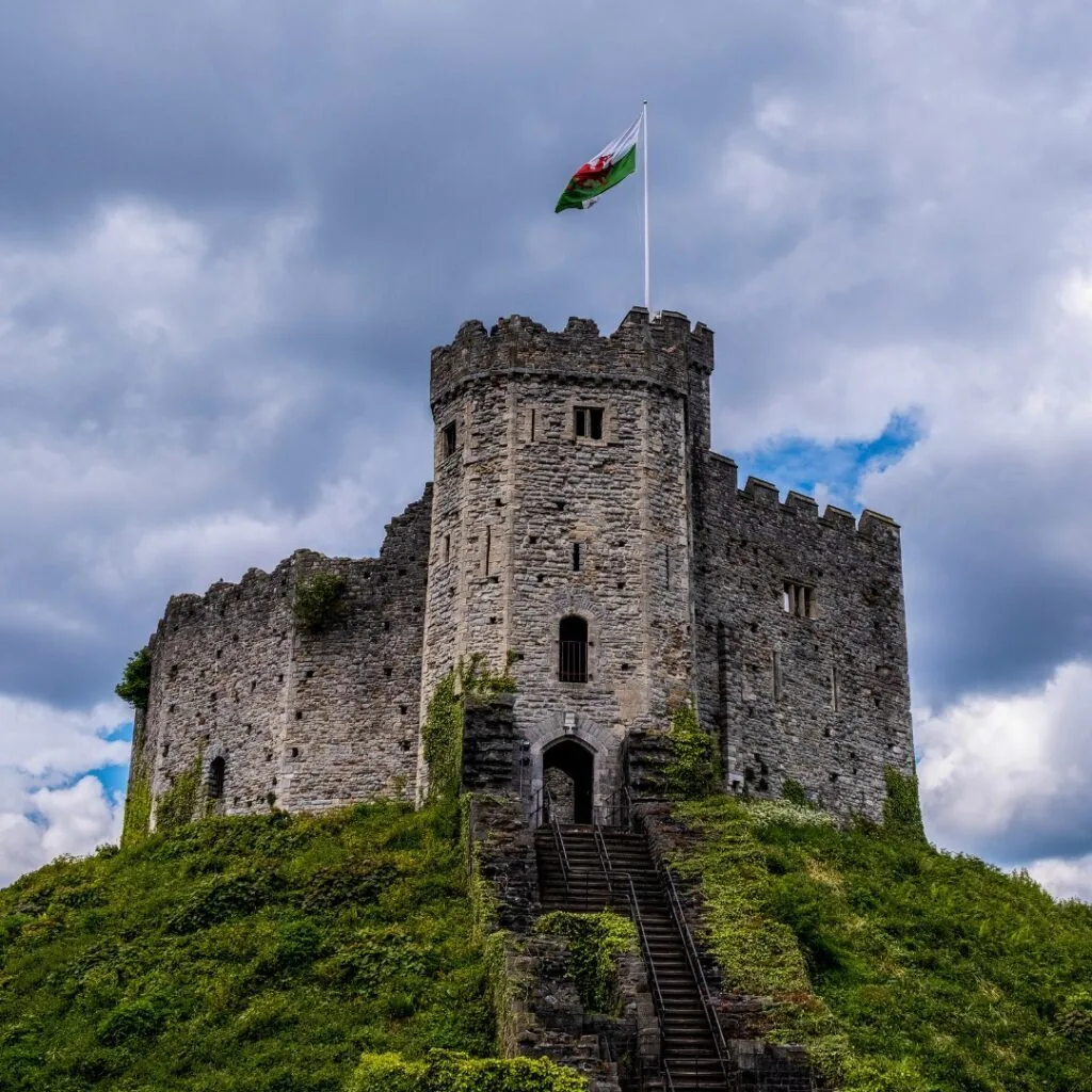 Cardiff, País de Gales, o castelo histórico com a bandeira galesa