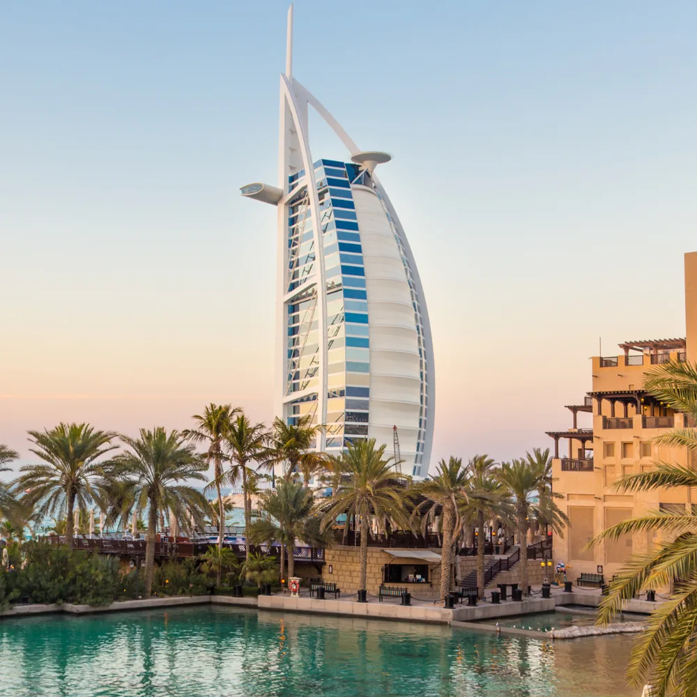 Dubai, Emirados Árabes, skyline ao entardecer