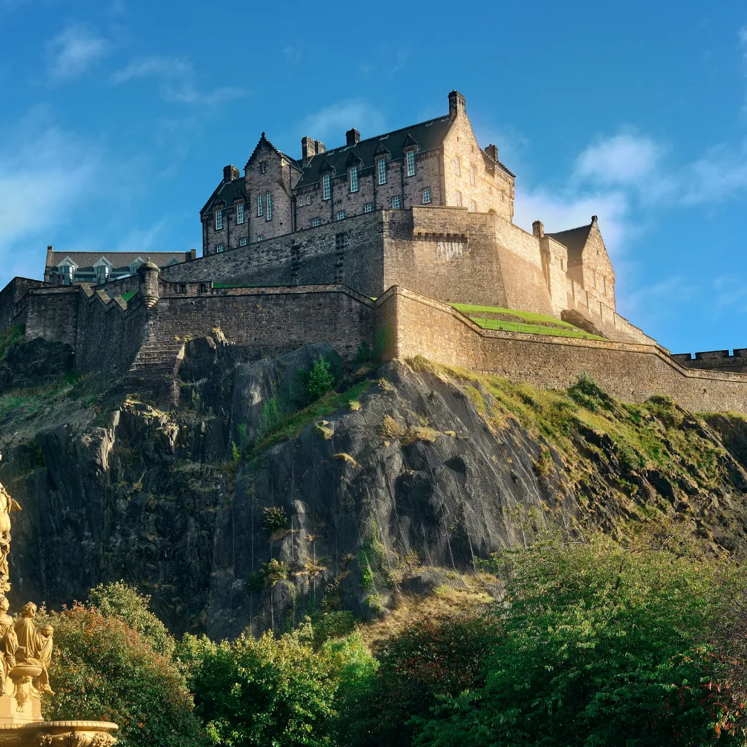 Edimburgo, Escócia, o castelo sobre a colina rochosa