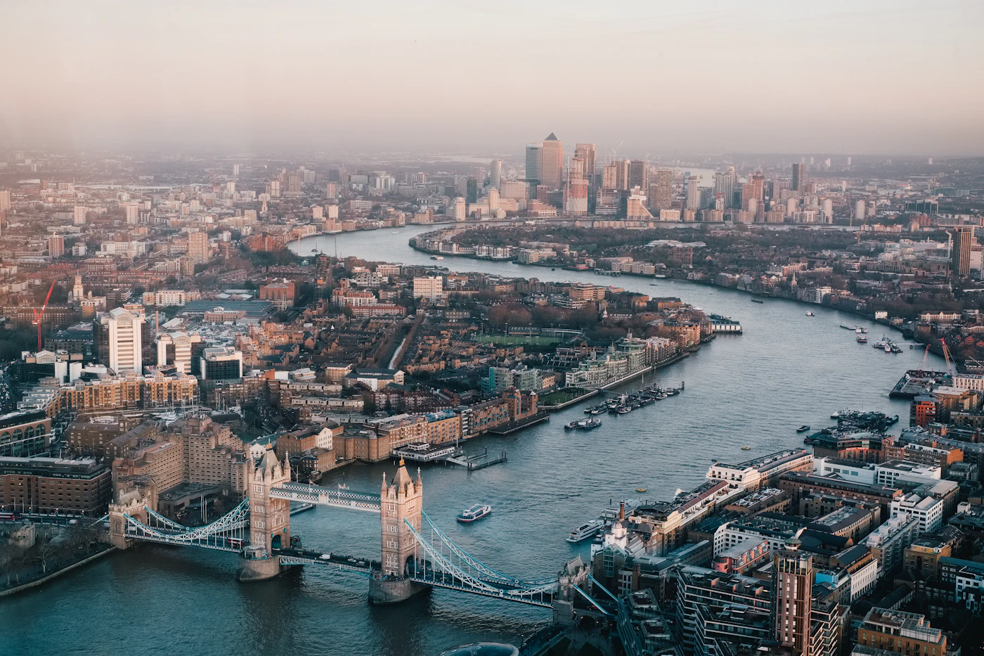 Londres, Inglaterra, Tower Bridge ao entardecer
