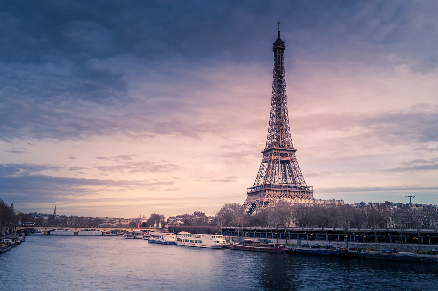 Paris, França, Torre Eiffel ao amanhecer